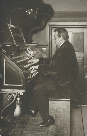 Max Reger at the Sauer organ of the Leipzig Conservatory