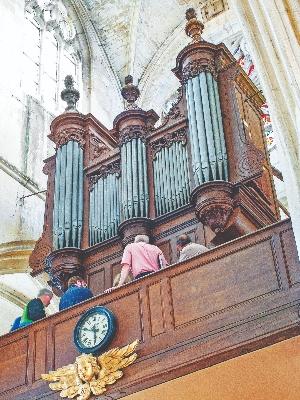 1739 Louis-Alexandre Clicquot organ at Houdan, France